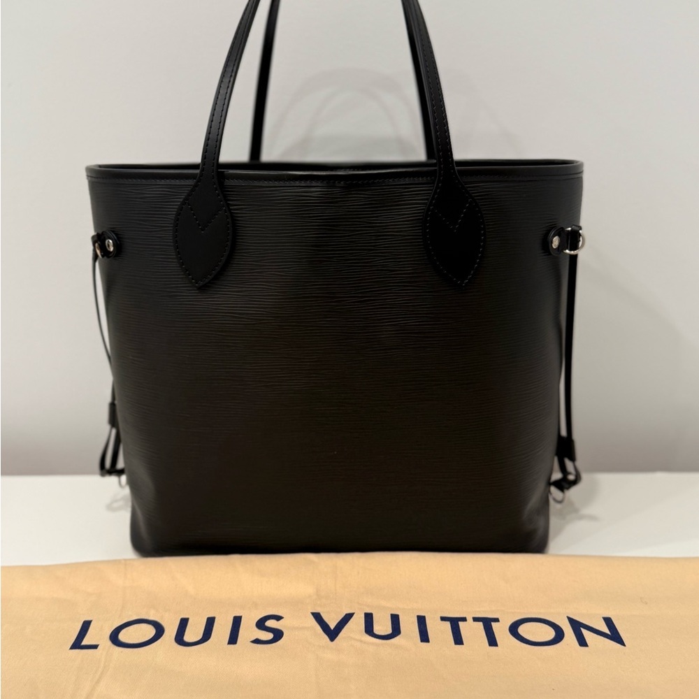 Louis Vuitton MM Neverfull Tote Bag Black. Made in France. M11930